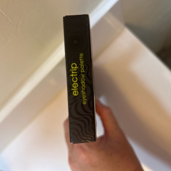 Melt Cosmetics Electrip palette NEW IN BOX - Picture 3 of 7